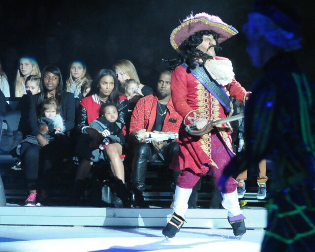 PÅ DISNEYFEST: Kim, Kanye og barna satt på første rad under Peter Pan-forestillingen til «Disney on Ice» Foto: All Over Press PÅ DISNEYFEST: Kim, Kanye og barna satt på første rad under Peter Pan-forestillingen til «Disney on Ice» Foto: All Over Press